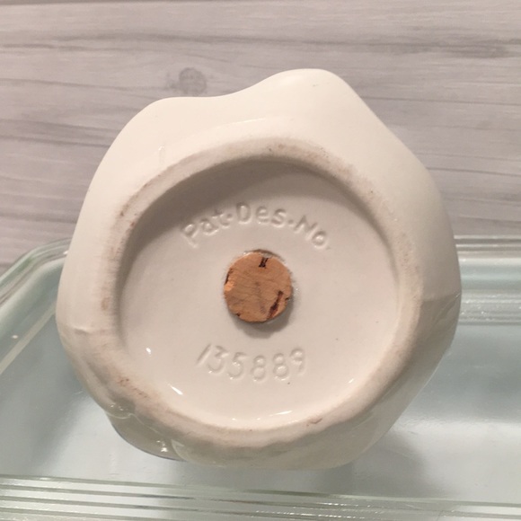 Hull vintage shaker.  Red ridinghood salt shaker.Rare - Picture 5 of 7